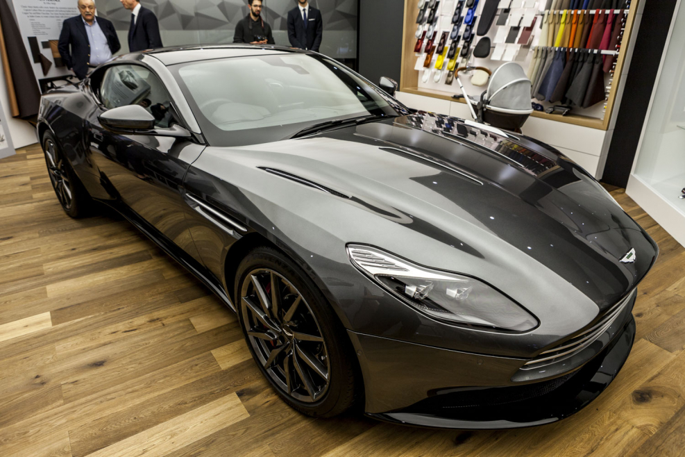 Aston Martin db11 черный