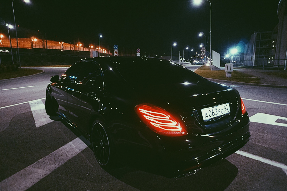 Мерседес 222 AMG ночью