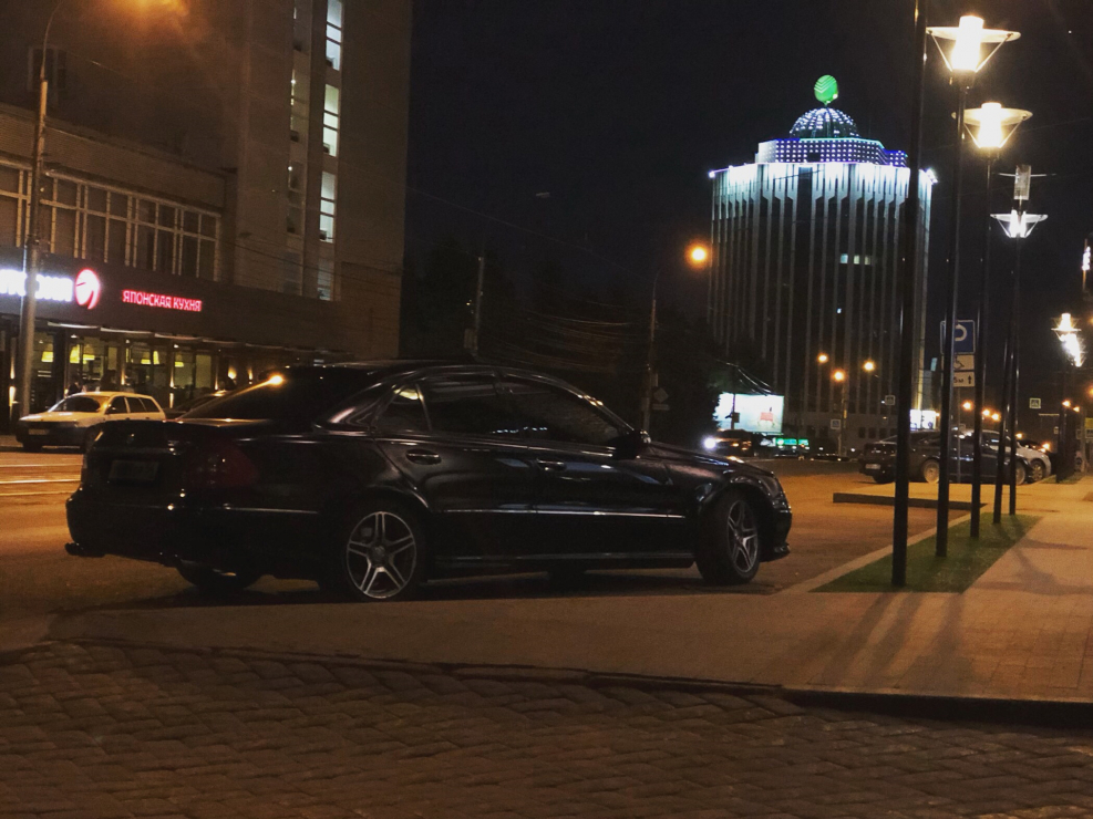 Мерседес 211 ночью