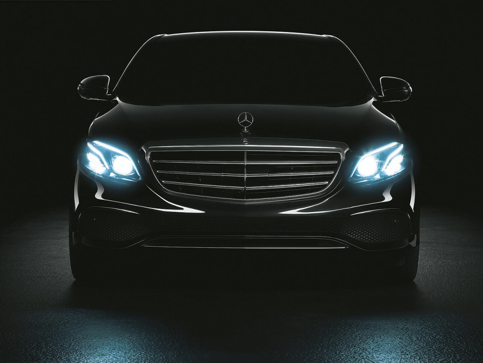 Mercedes-Benz е200 в ночи