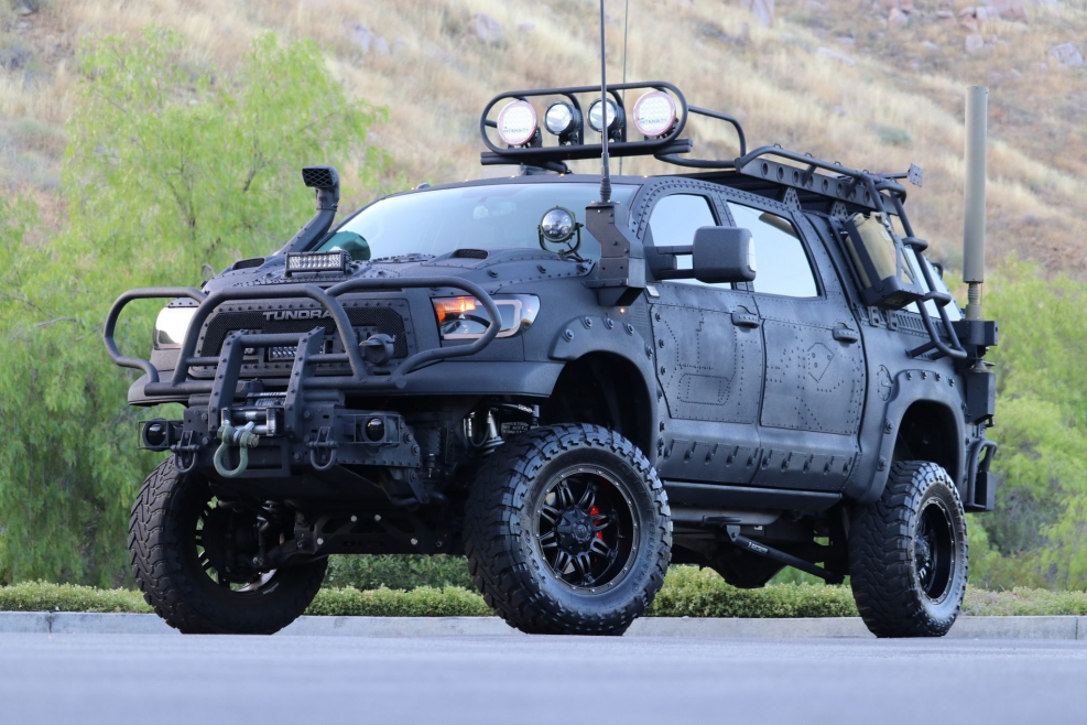 Toyota Tundra CREWMAX для апокалипсиса