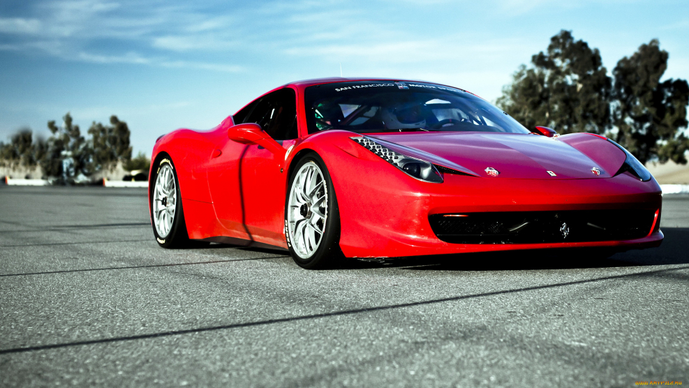 Красный спорткар Ferrari 458
