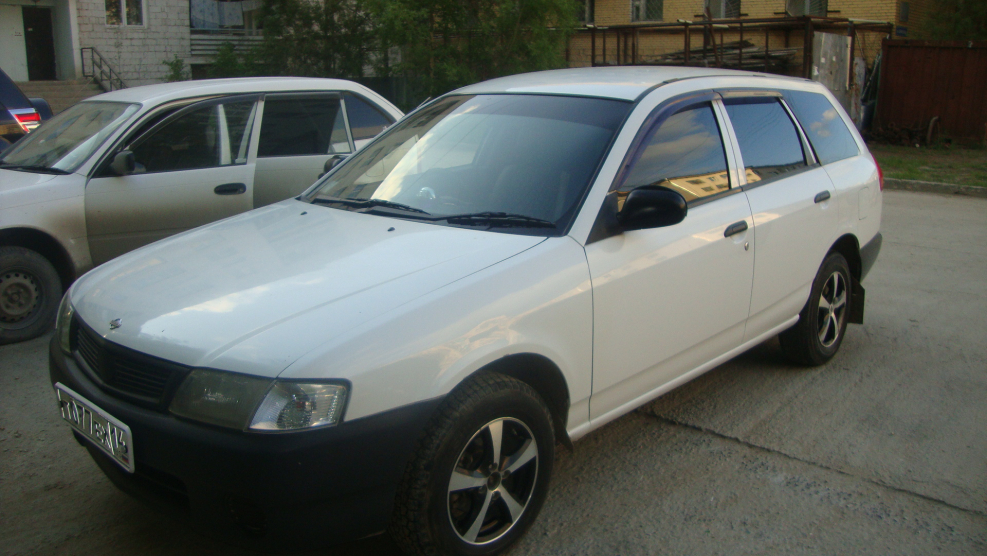 Nissan ad 2002