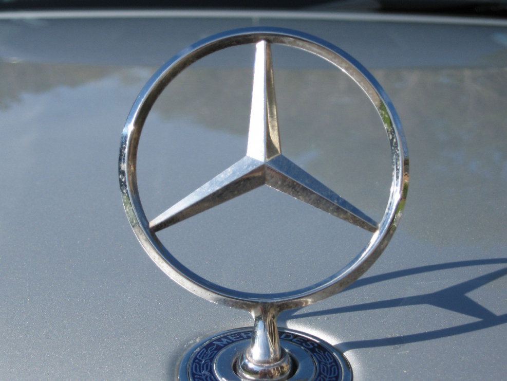 Знак Мерседес w210