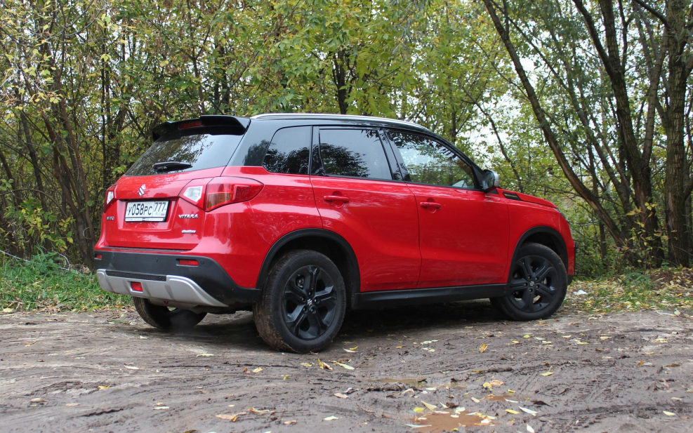 Suzuki Vitara красный