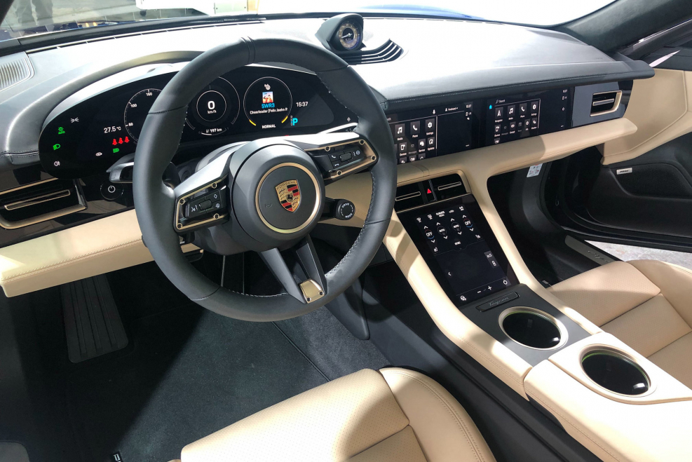 Porsche Taycan Turbo s салон