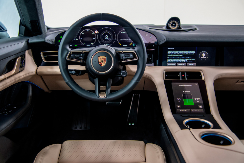 Porsche Taycan Turbo s салон