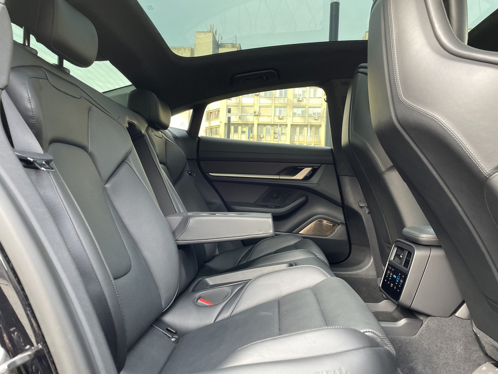 Porsche Taycan Turbo s 2021 салон