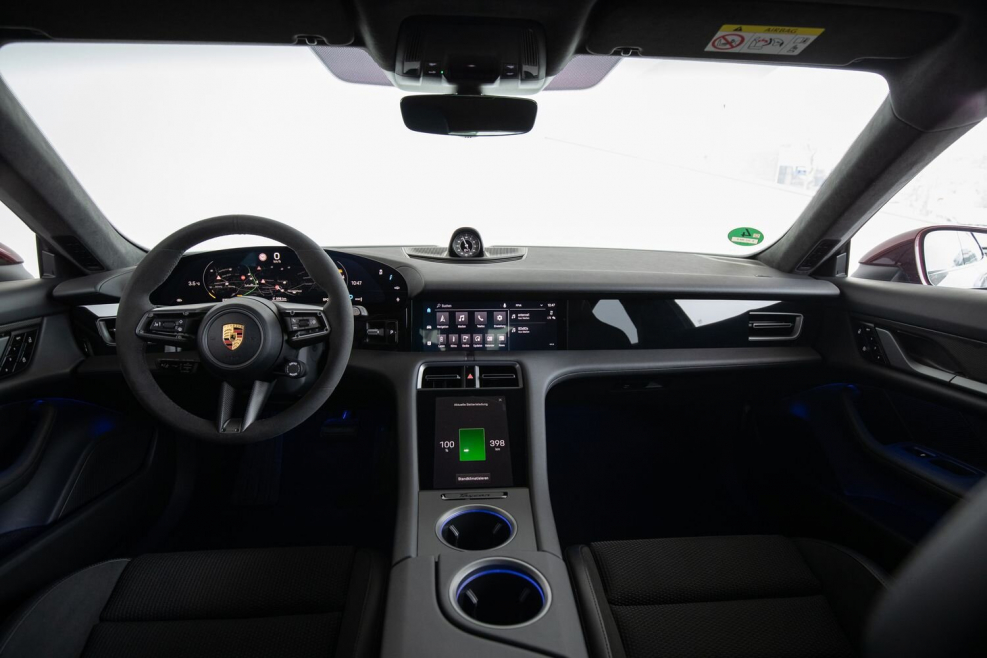 Porsche Taycan 2020 салон