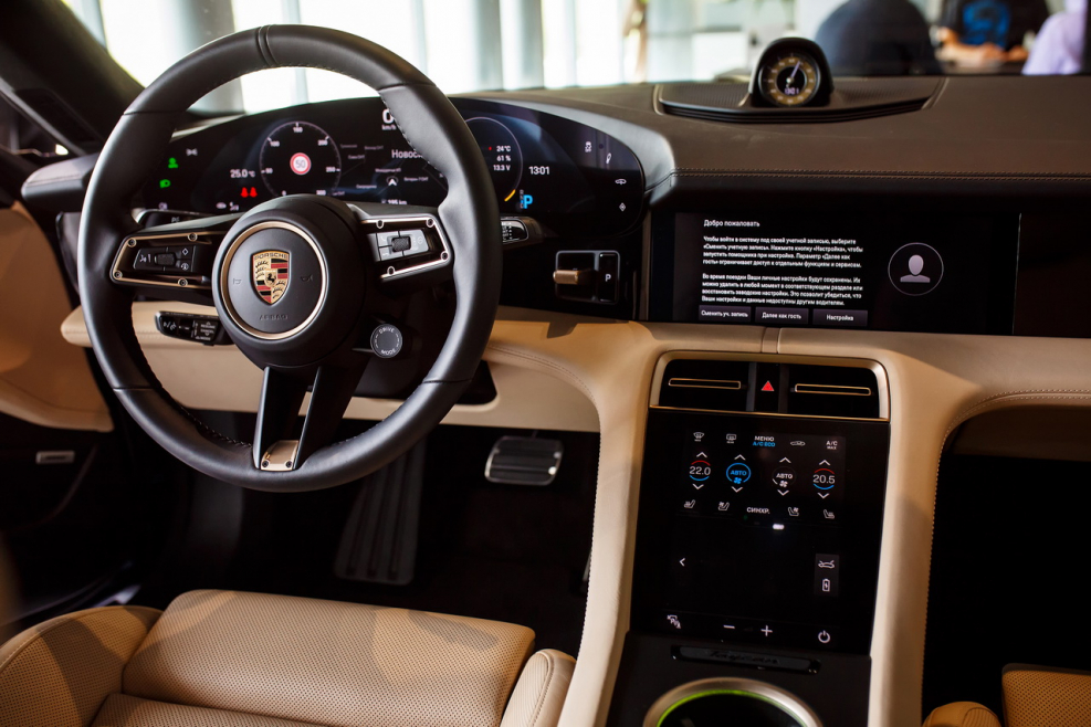 Porsche Taycan Turbo s салон