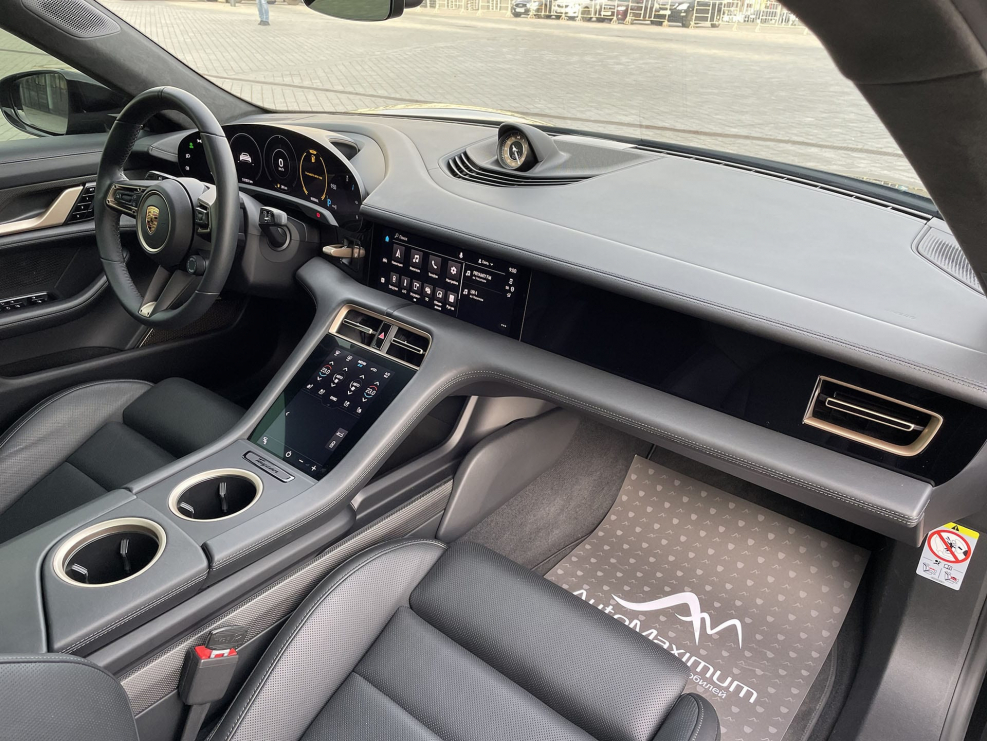 Taycan Turbo s салон