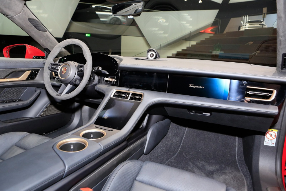 Porsche Taycan салон