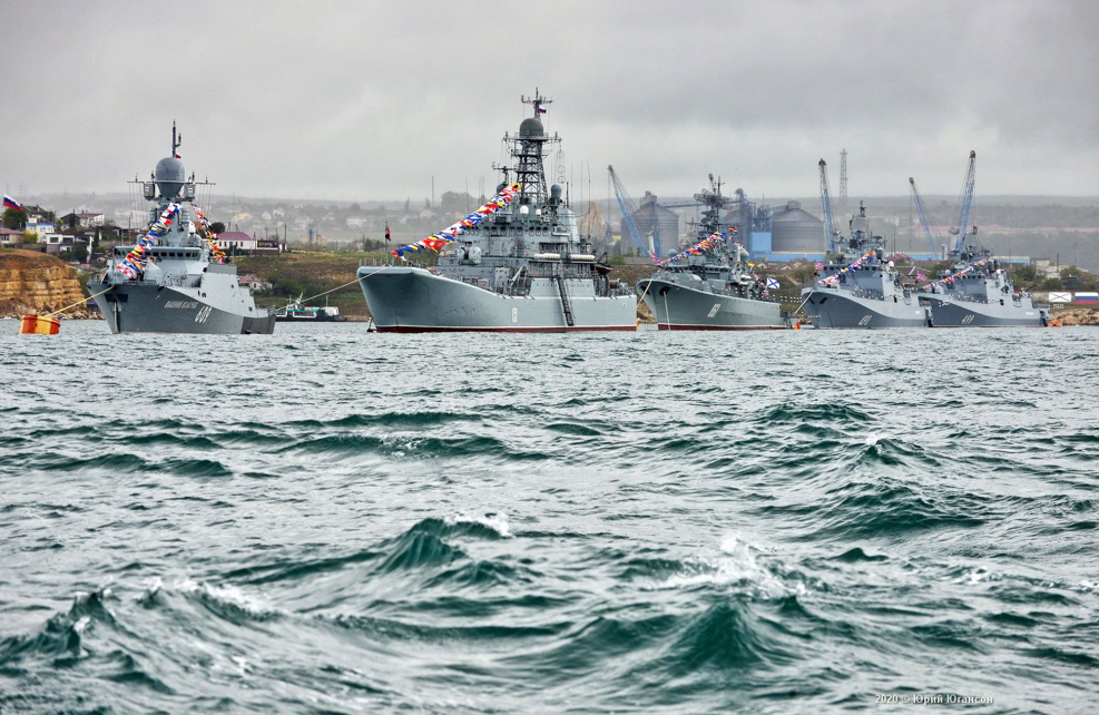 Парад ЧФ В Севастополе корабли