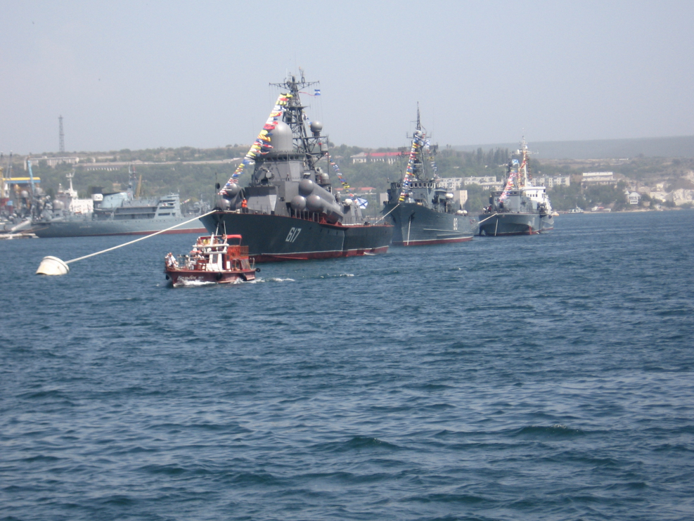 Военные корабли на рейде Севастополь