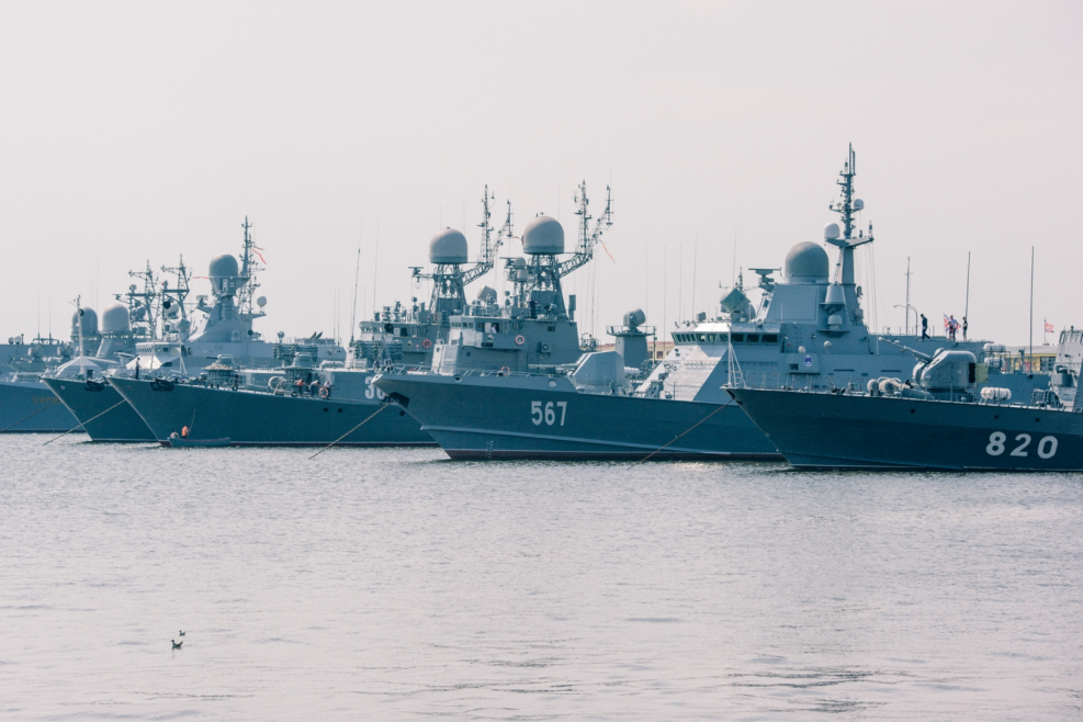 Корабль ВМФ России на рейде