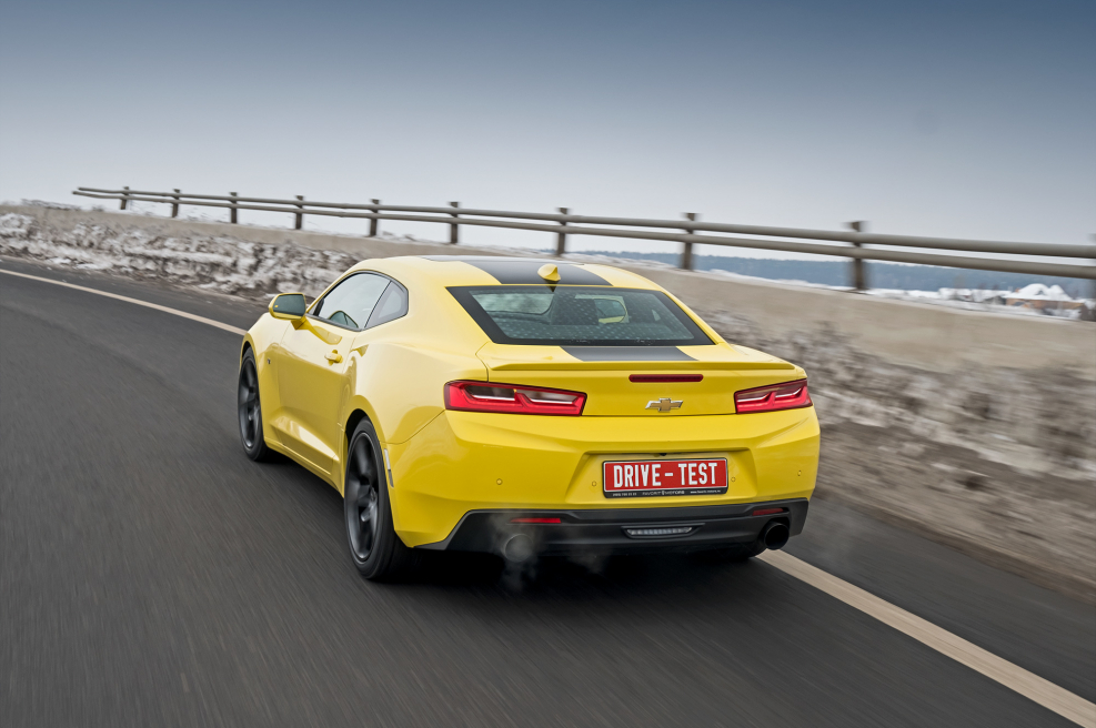 Chevrolet Camaro 2021 сзади