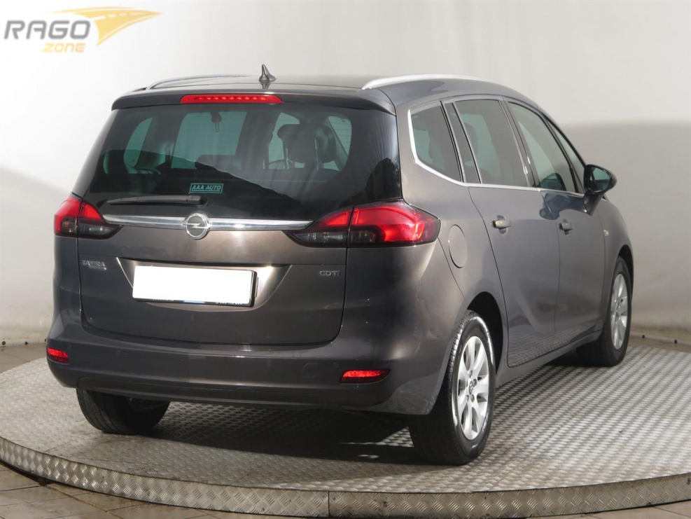 Сзади Opel Zafira Tourer