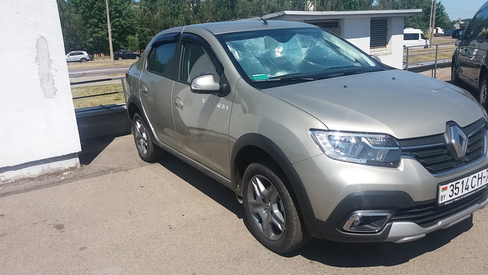 Бежевый Renault Sandero 2018