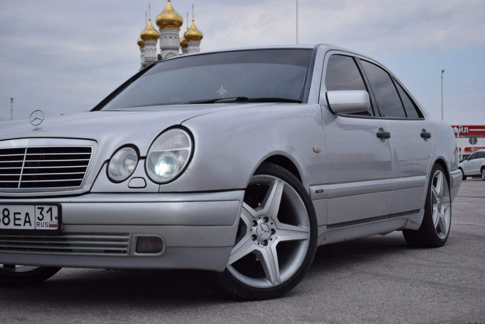 Mercedes Benz e320 w210