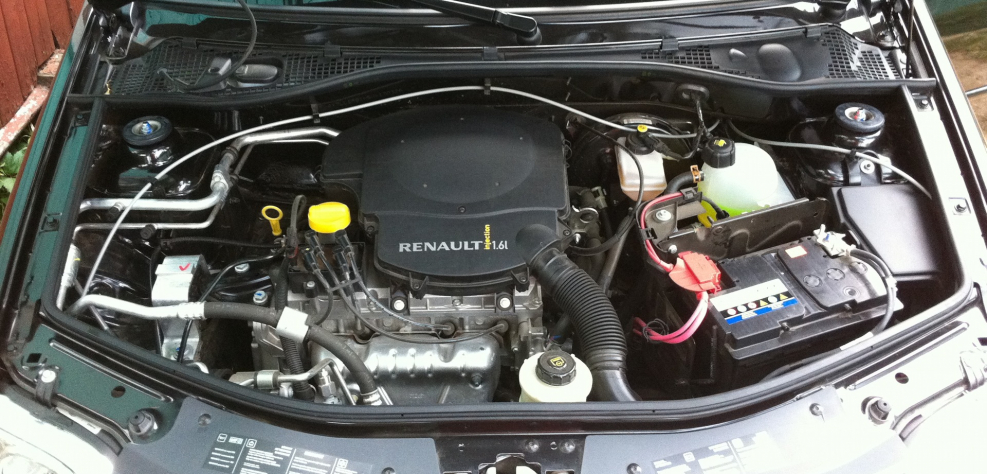 Renault Logan 1 подкапотное пространство