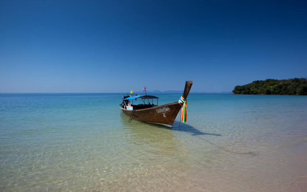 Лодка на прозрачной воде