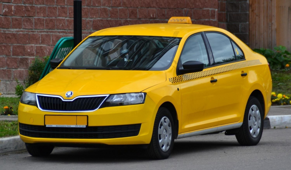 Skoda Rapid желтый