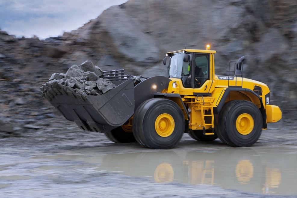 Volvo 220 фронтальный погрузчик
