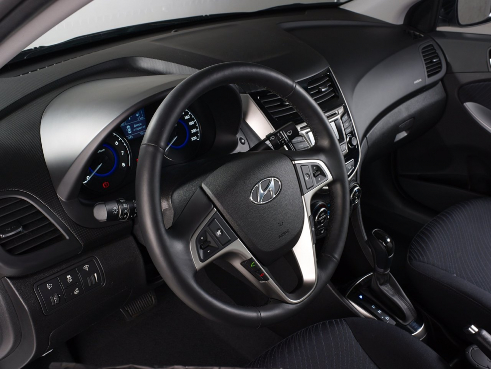 Hyundai Accent салон сзади