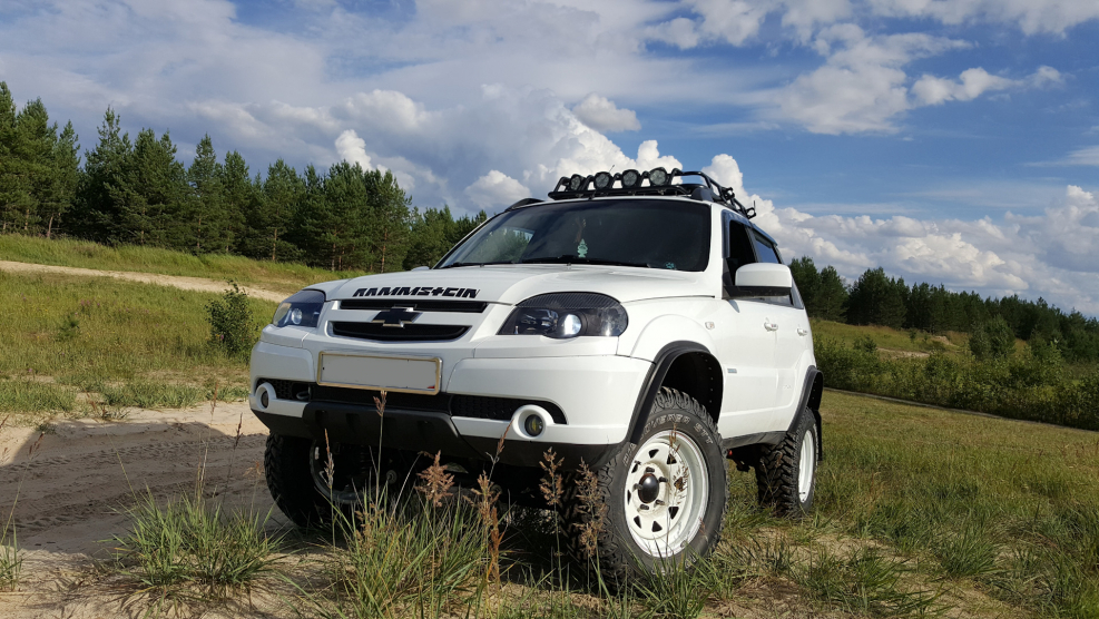 Niva Chevrolet off Road белая