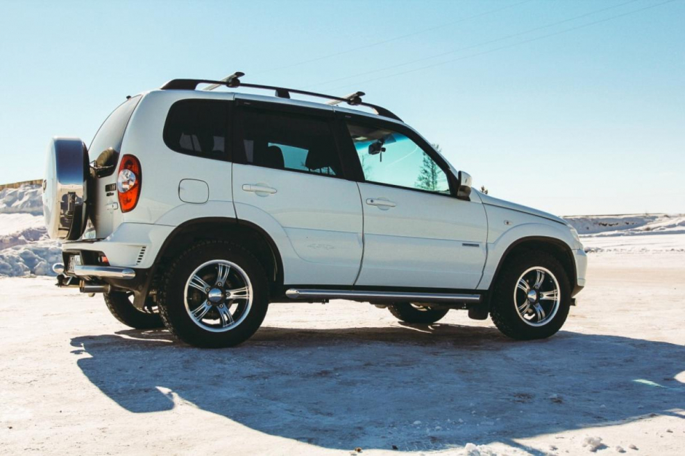 Chevrolet Niva белая тюнинг