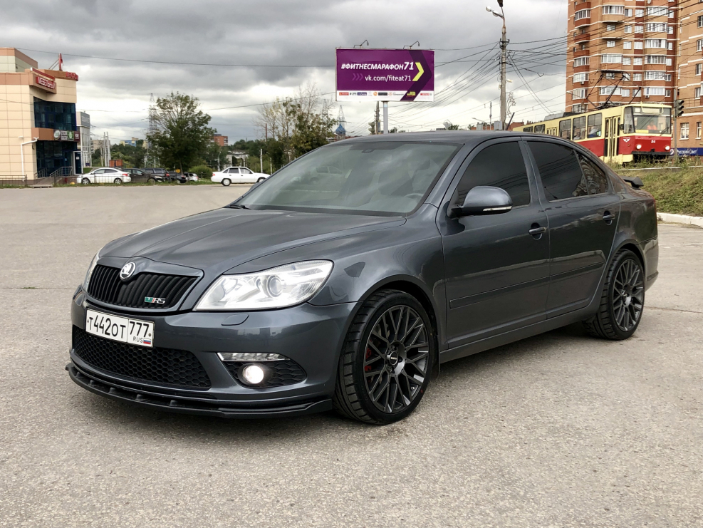 Skoda Octavia a5 черная r17