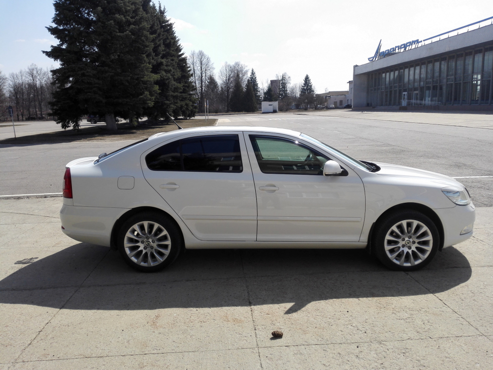 Octavia a5 белая на 17r