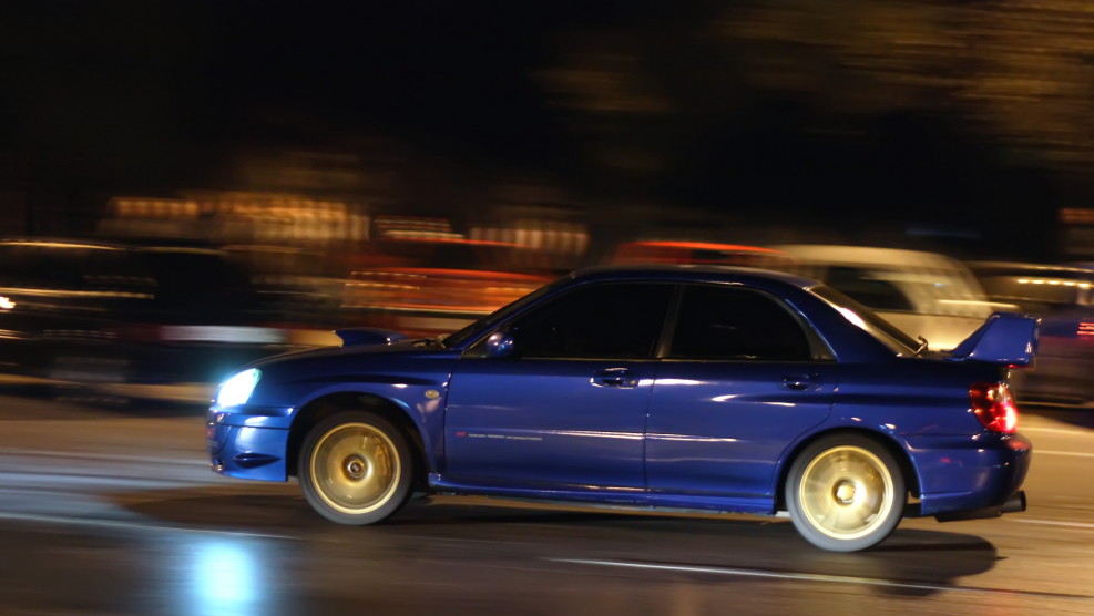 Субару WRX STI В ночном городе