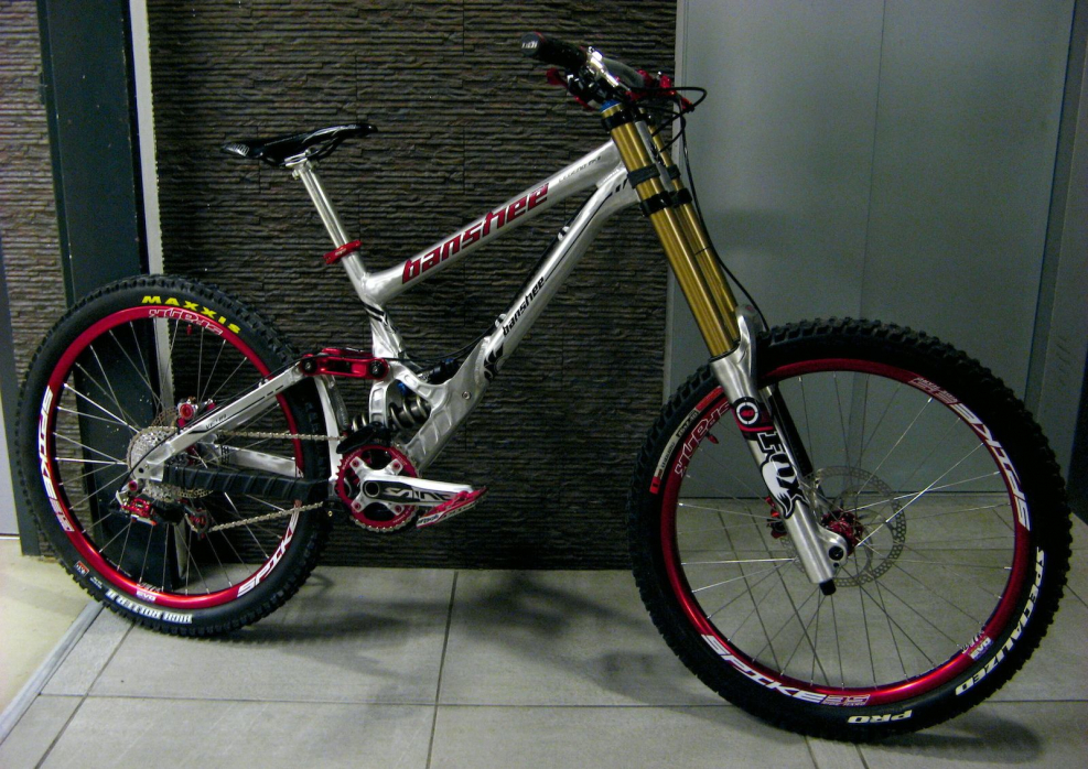 Серебристый велосипед MTB