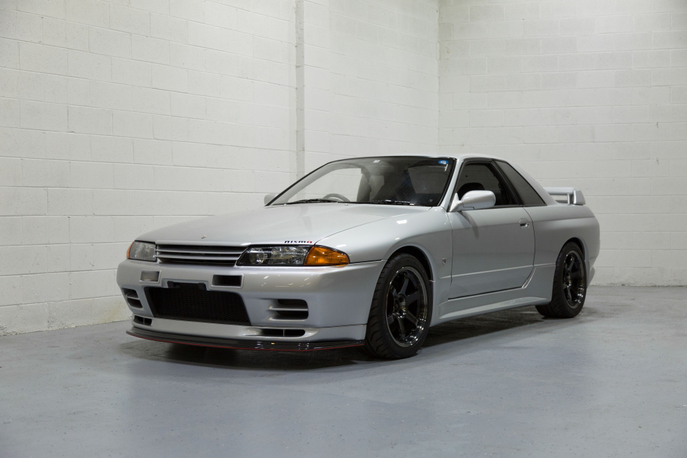 Nissan Skyline r33 back