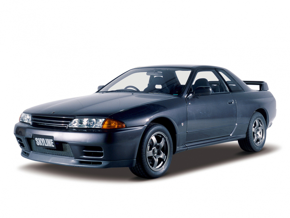 Nissan Skyline r32 сбоку