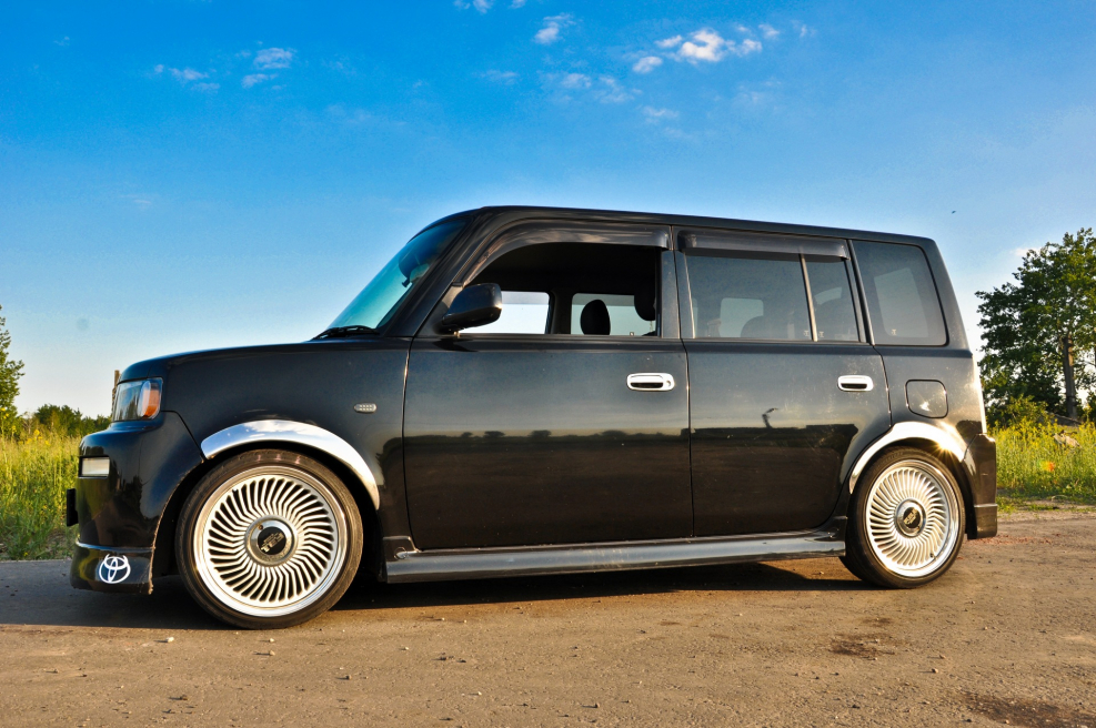 Toyota BB сбоку