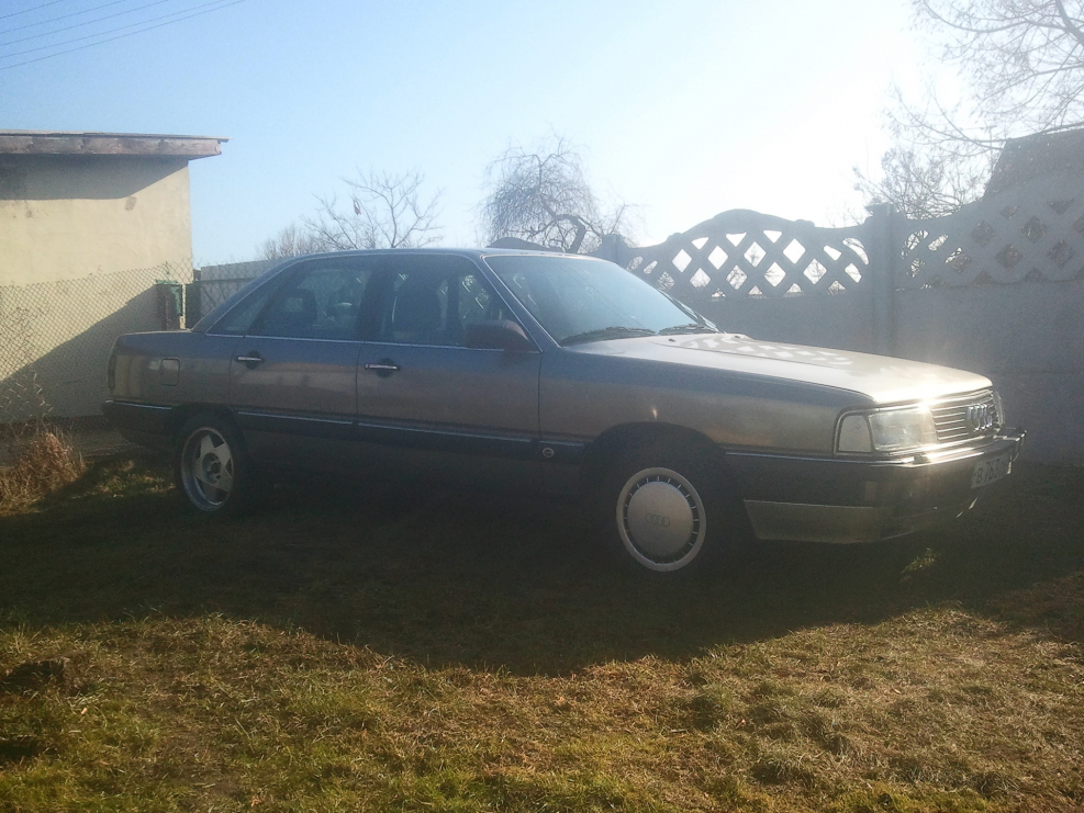 Audi 100 в синем цвете