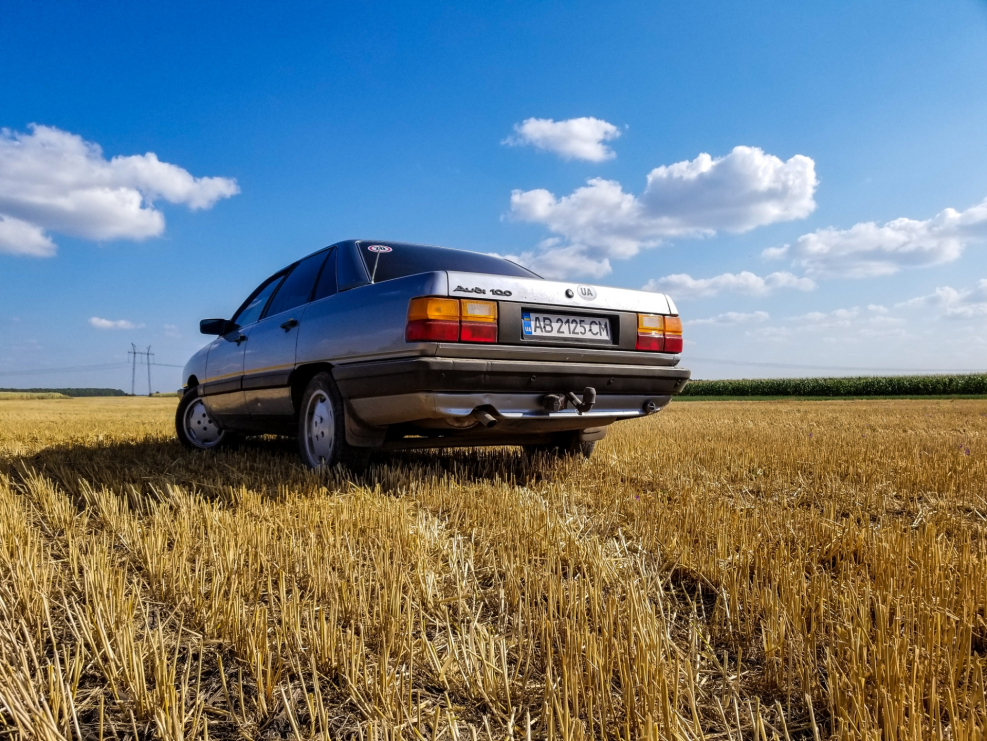 Audi 100 темно синяя номер 029 78