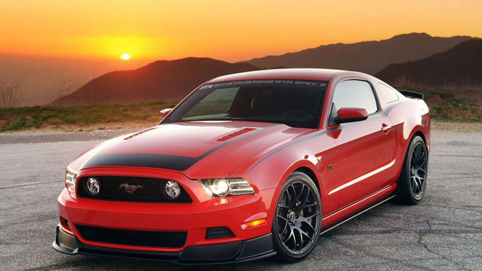 Nissan GTR vs Ford Mustang