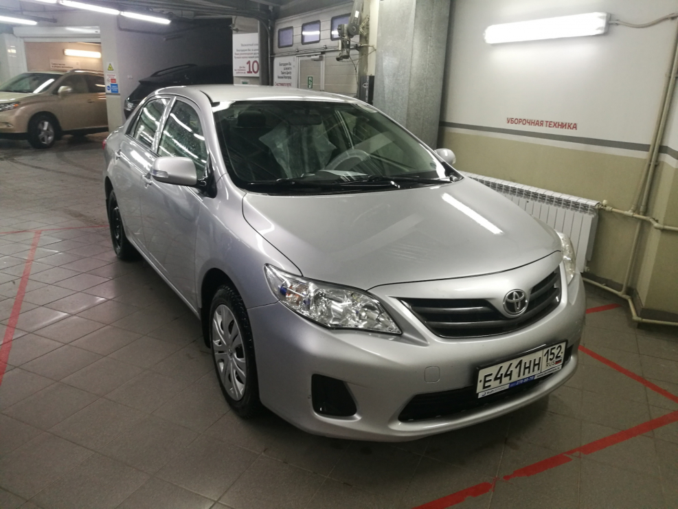 Тойота Королла 2012 серебристая