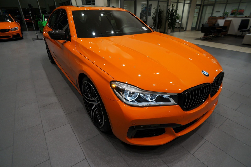 BMW 520 оранжевая