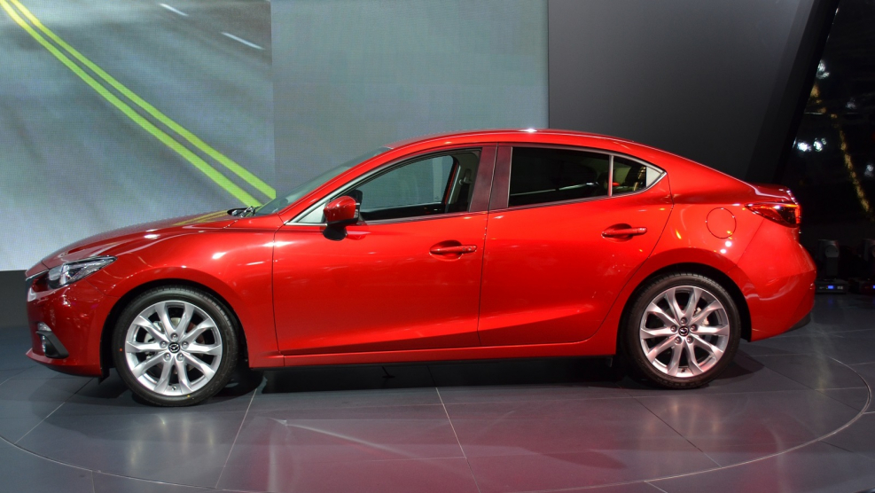 Mazda 3 sedan красная
