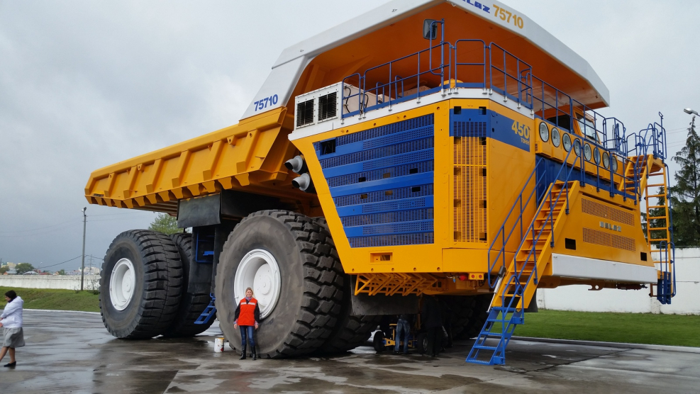 БЕЛАЗ-75710 И КАМАЗ