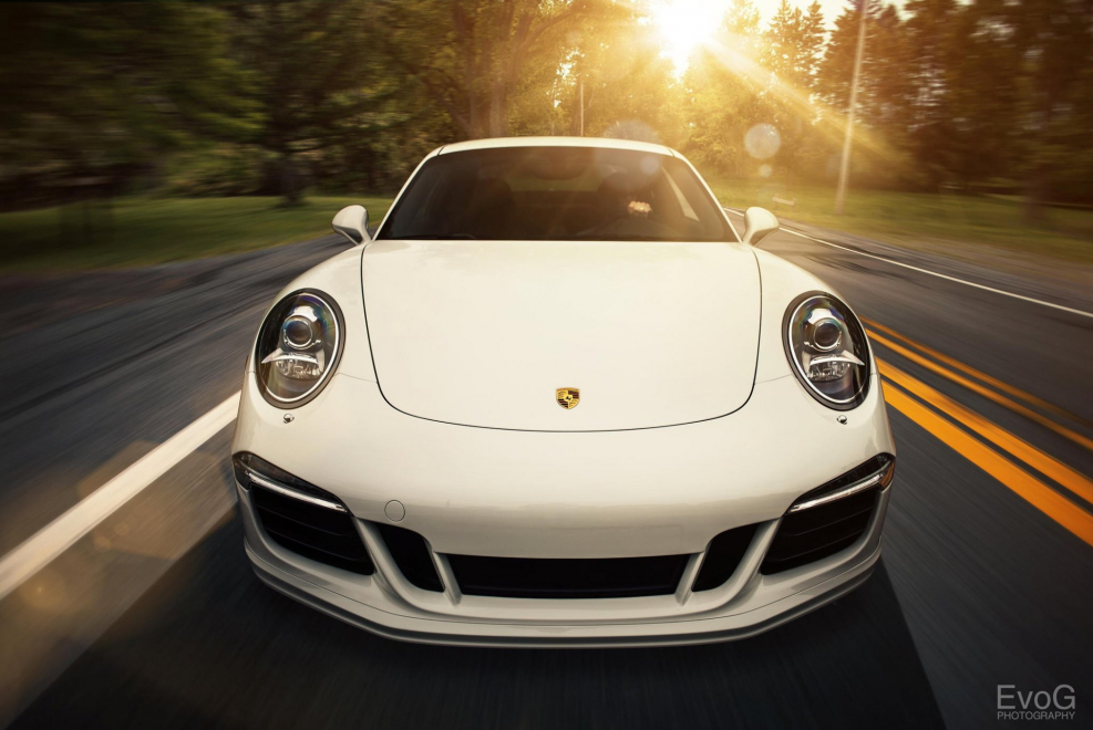 Автомобиль Porsche 911 белый