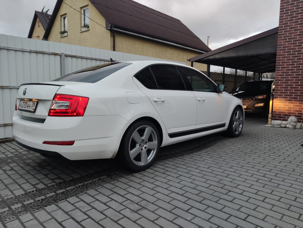 Skoda Octavia a7 FL белая