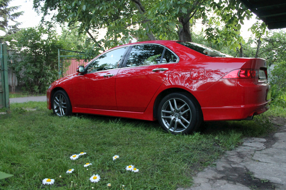 Honda Accord красная