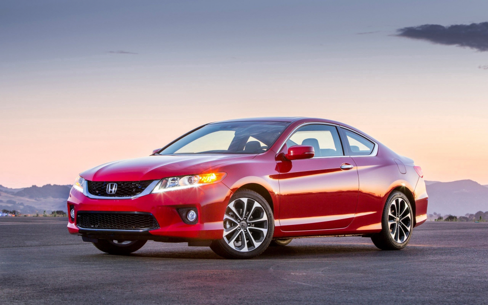 Honda Accord красная