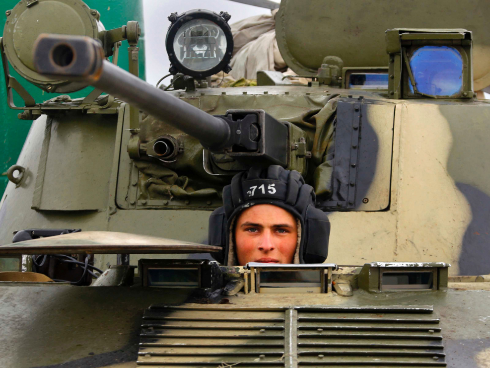 Выглядывает из танка
