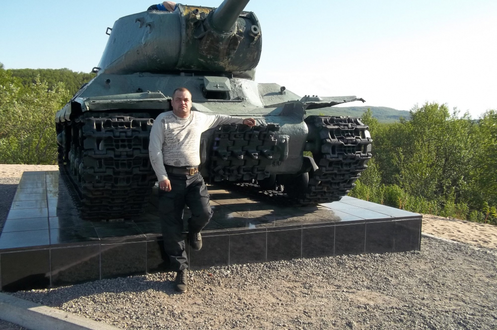 Человек у танка